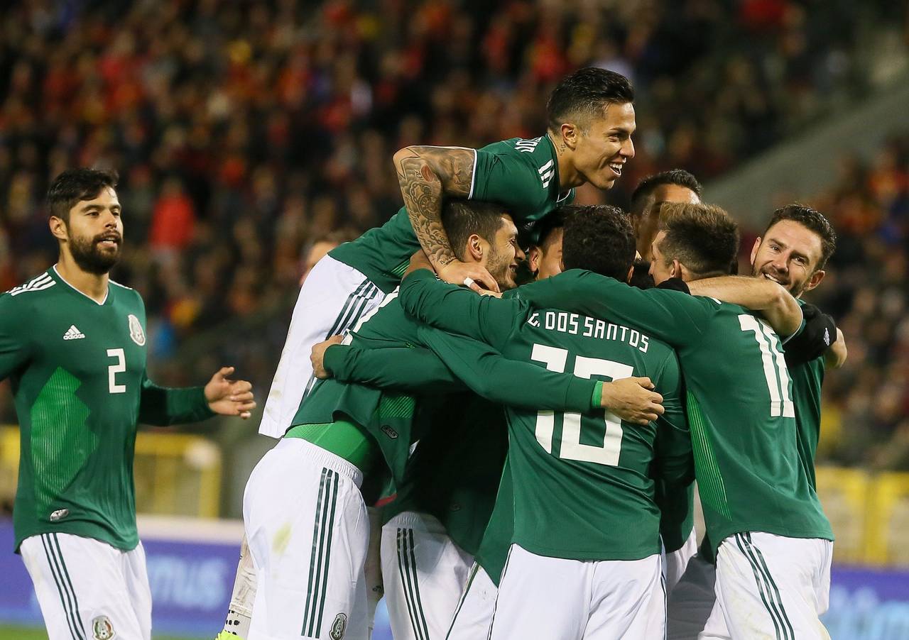 Jugadores mexicanos en el festejo de uno de los goles de ayer, en su visita al estadio Rey Balduino, en Bruselas, Bélgica.