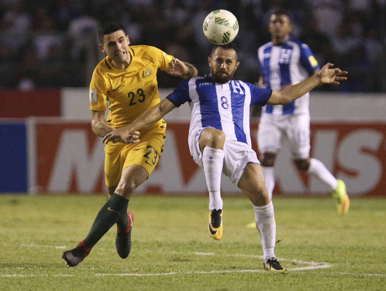 El jugador de Honduras Alfredo Mejía (d) disputa un balón frente al jugador australiano Tomas Rogic, en el Estadio Olímpico. (EFE)