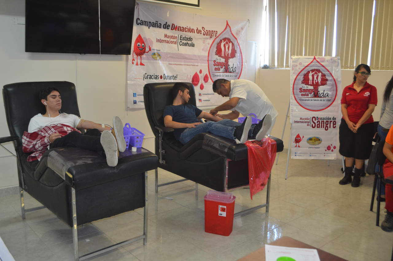 Recolección. Los estudiantes de la Facultad de Medicina donaron sangre en esta campaña. (ANGÉLICA SANDOVAL)