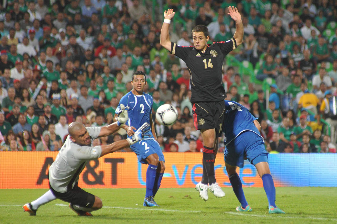 Javier “Chicharito” Hernández durante un partido de eliminatoria mundialista en el TSM frente a El Salvador.