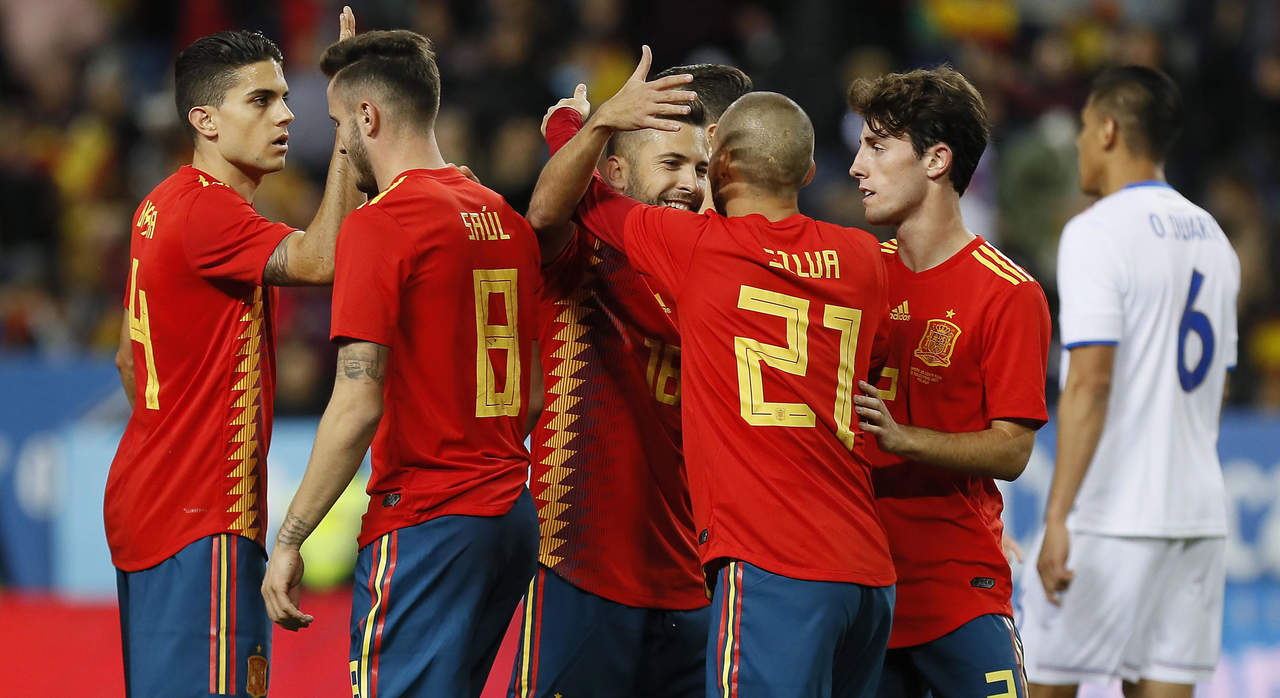 Los jugadores de la selección española celebran el tercer tanto en la victoria 5-0 sobre Costa Rica. (EFE)