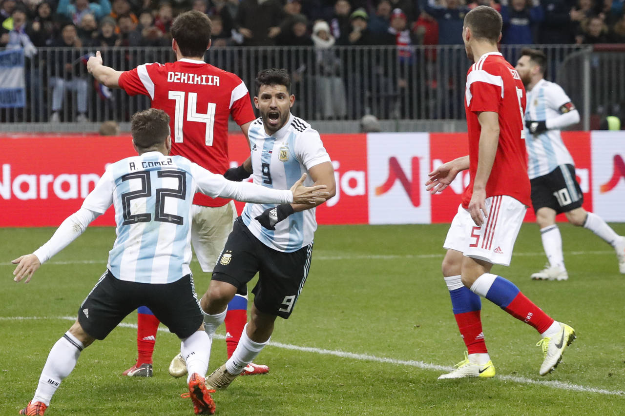 Sergio Agüero anotó el primer gol en el recién reinaugurado estadio Luzhniki para darle a Argentina la victoria. (AP)
