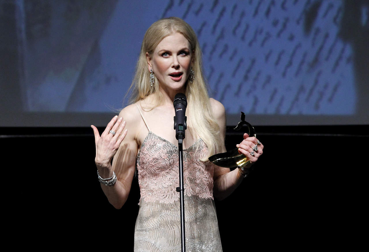  Kidman salió al escenario en un vestido dorado a recibir su premio el cual agradeció.  (EFE) 