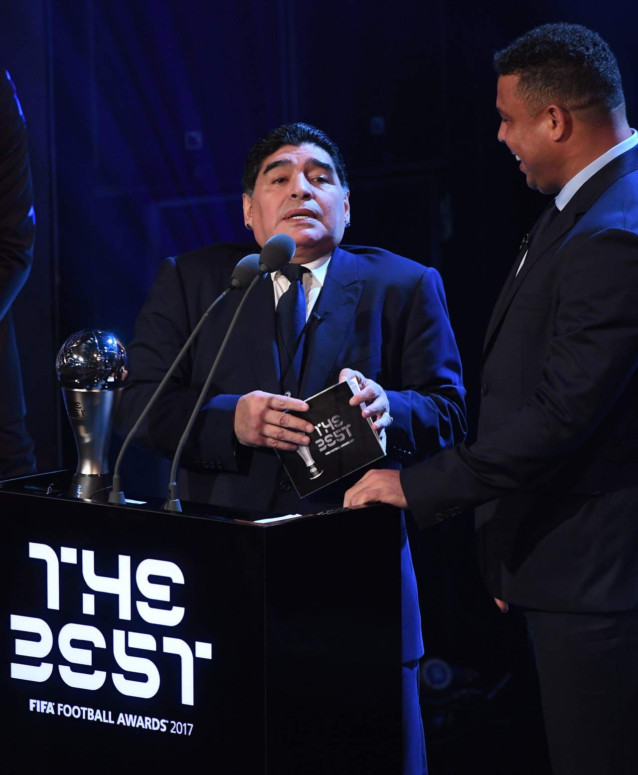 Maradona recientemente fue escogido, junto a Ronaldo, para entregar el The Best que ganó Cristiano el mes pasado.