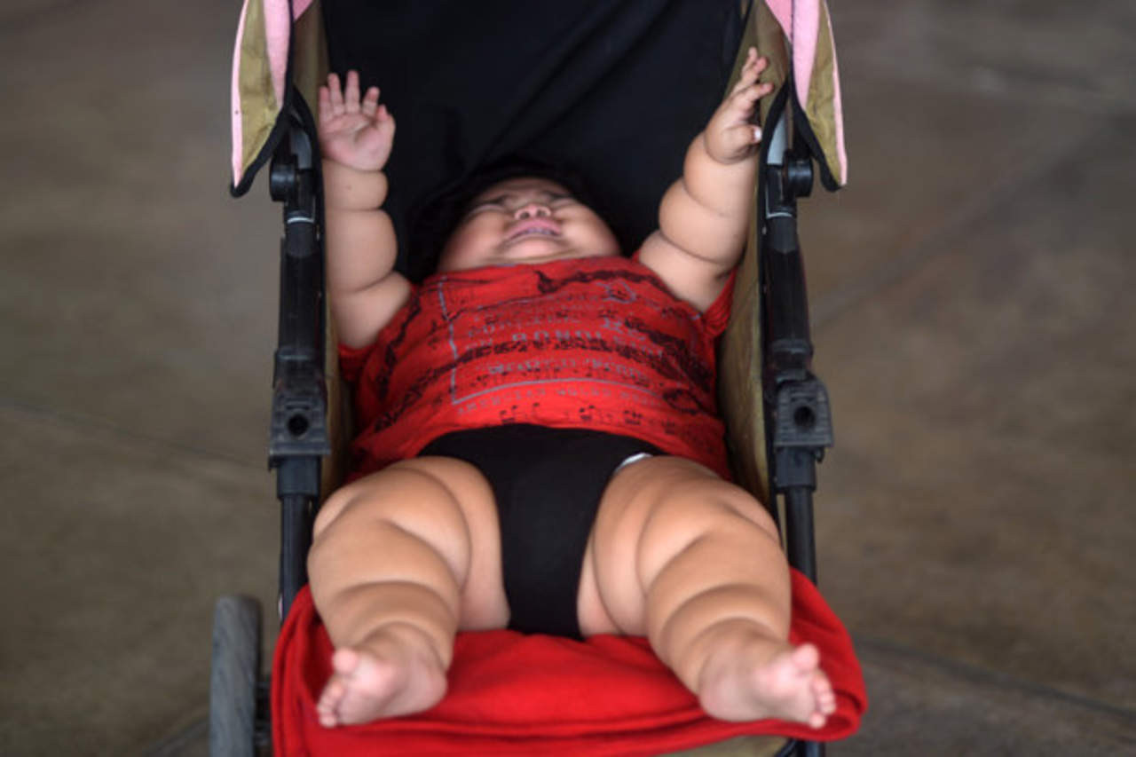 Según los reportes, el bebé nació pesando 3.5 kilos, pero rápidamente aumentó su masa corporal. 
