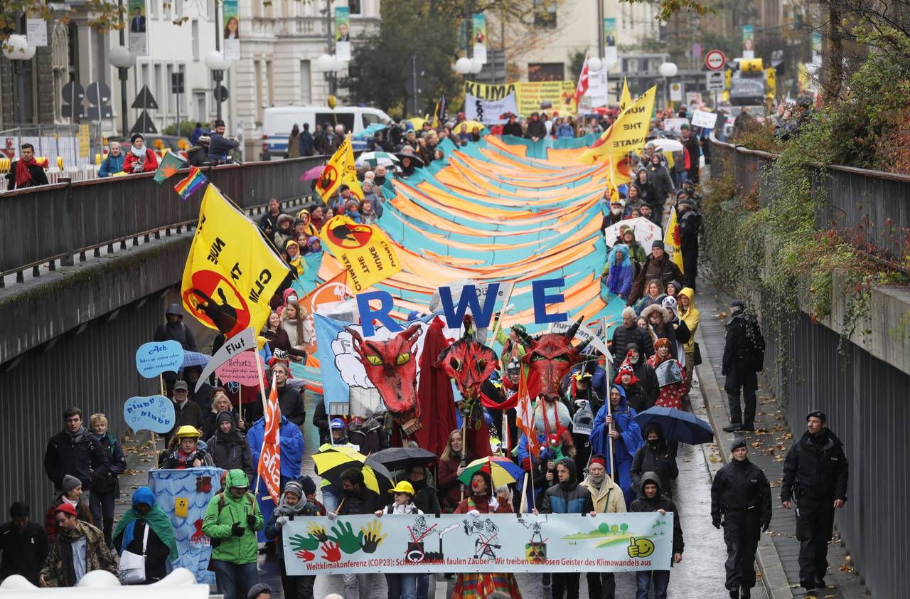 Marchas. Se mantienen las manifestaciones de los ambientalistas en torno a la COP23 que se realiza en Bonn, Alemania. (EFE)