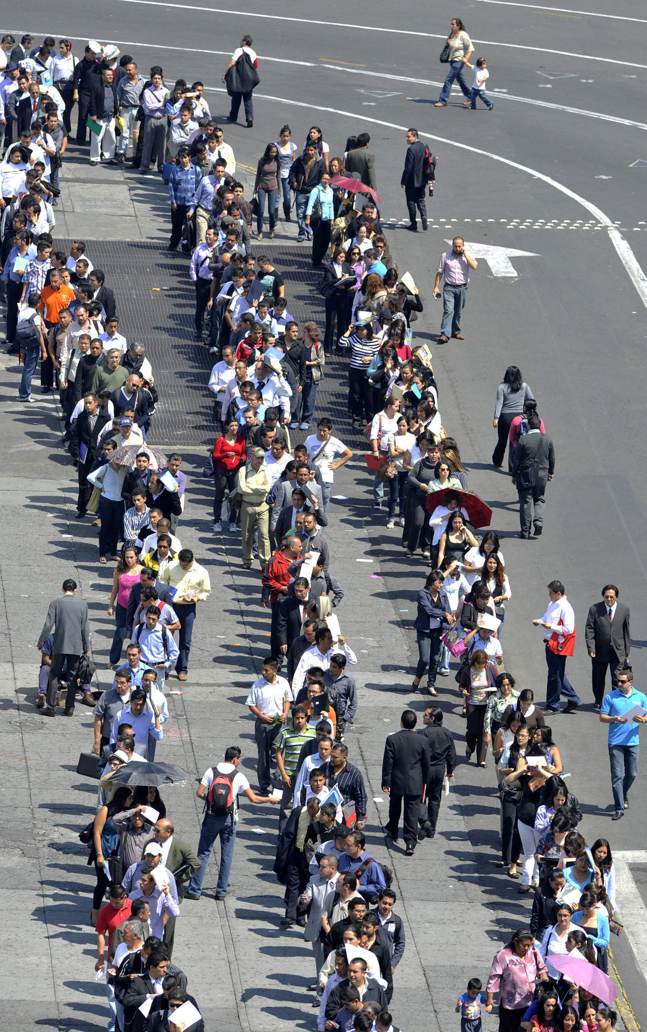 El 62.5 por ciento de la población ocupada en el país, se encuentra por debajo de los tres salarios mínimos. En la imagen, la fila para ingresar a una Feria del Empleo. (ARCHIVO)