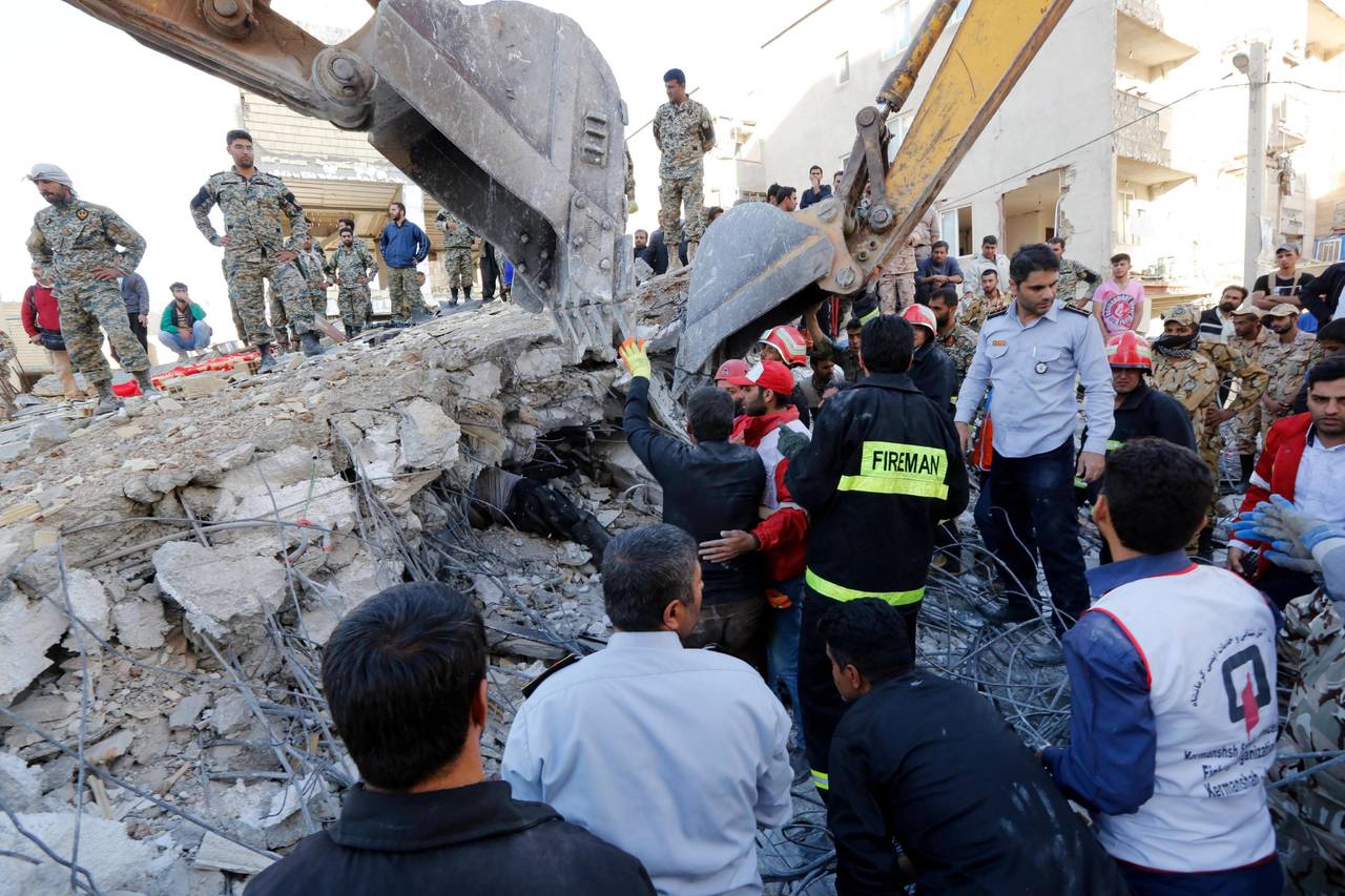 Suman 450 muertos por sismo en Irán