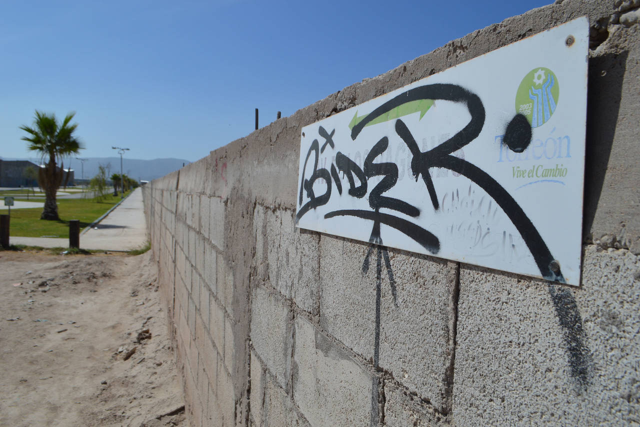 Vandalismo. En la zona en la que acaba la llamada Línea Verde se observan letreros que fueron rayados con grafiti. (ROBERTO ITURRIAGA)