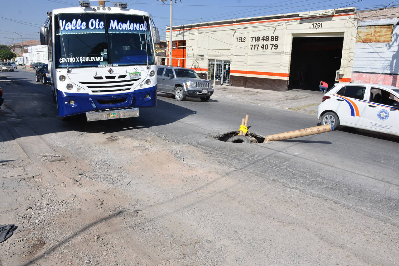 Peligrosa. Cada vez más se acentúa el deterioro del pavimento en la avenida Presidente Carranza, vía alterna del Metrobús. (FERNANDO COMPEÁN)