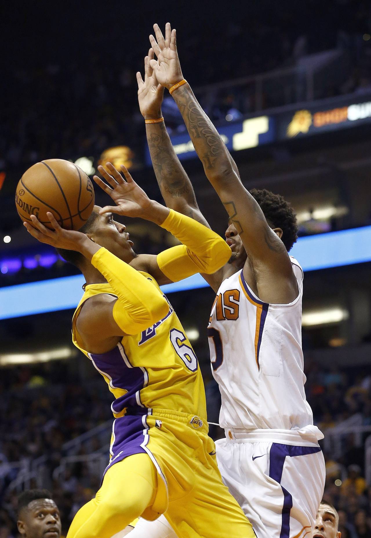 Jordan Clarkson metió 25 puntos en la victoria de los Lakers 100-93 sobre los Suns de Phoenix. (AP)