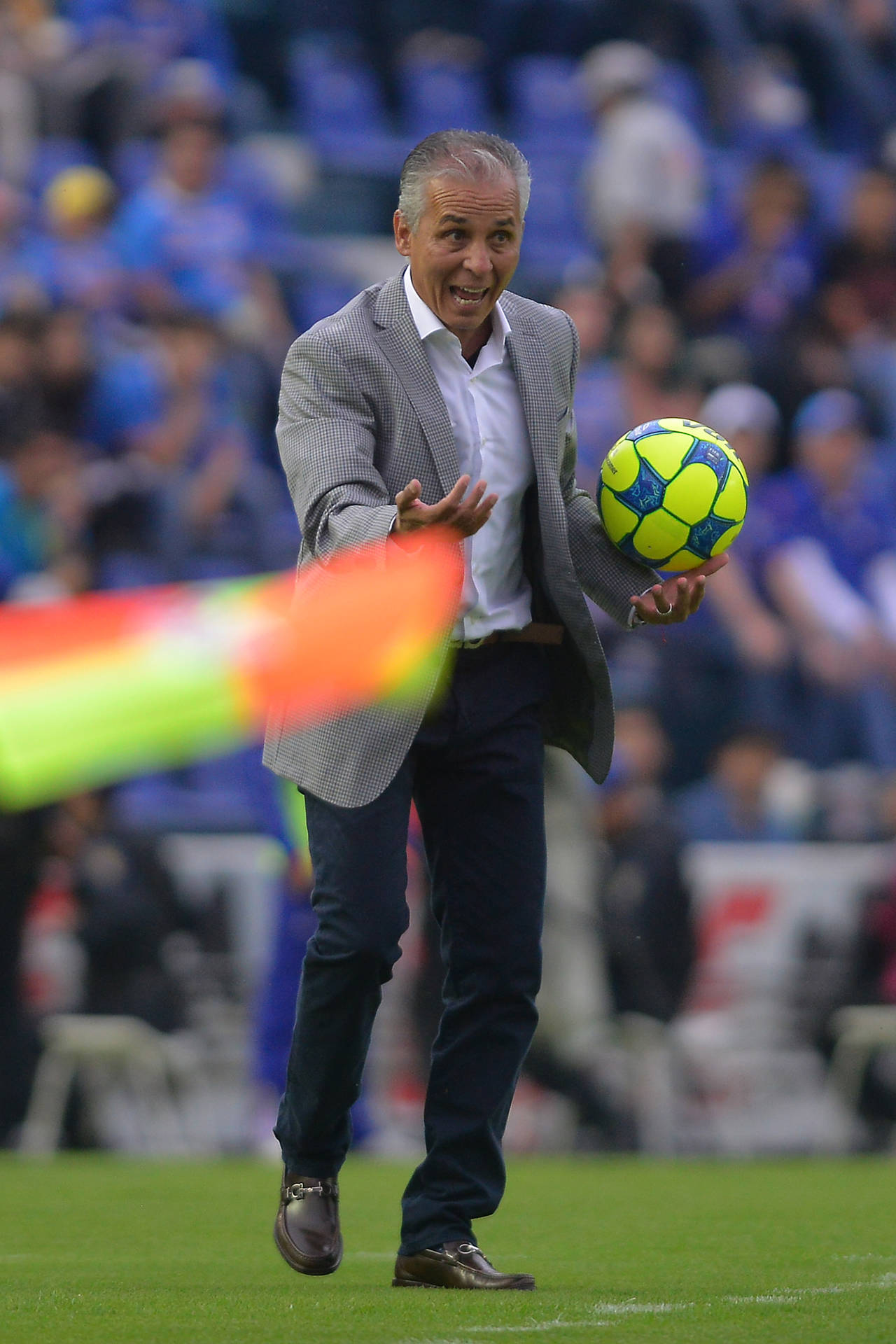 Sergio Bueno fue presentado anoche ante el plantel como nuevo técnico del Atlante. Bueno llega al rescate del Potro