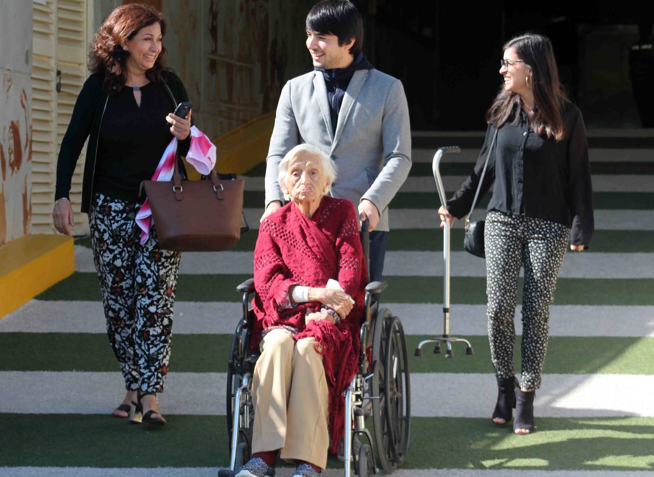 La señora Esperanza Valdez visitó ayer el Estadio Corona, acompañada de familiares y seres queridos. TSM recibe a aficionada a punto de cumplir 100 años