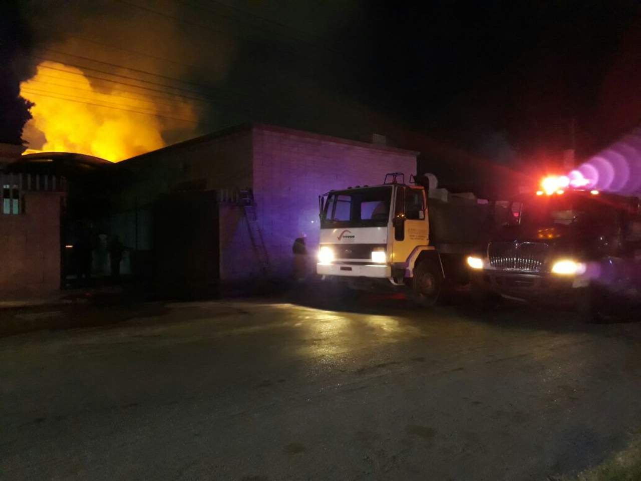 Se incendian dos fábricas en Parque Industrial de Gómez Palacio
