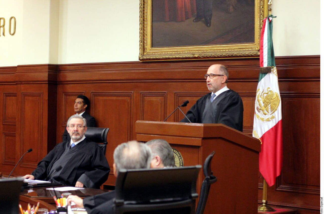 Nombran. ElMinistro José Ramón Cossío (der.) dirigió unas palabras a tres jueces de Distrito que este lunes rindieron protesta. (AGENCIA REFORMA)
