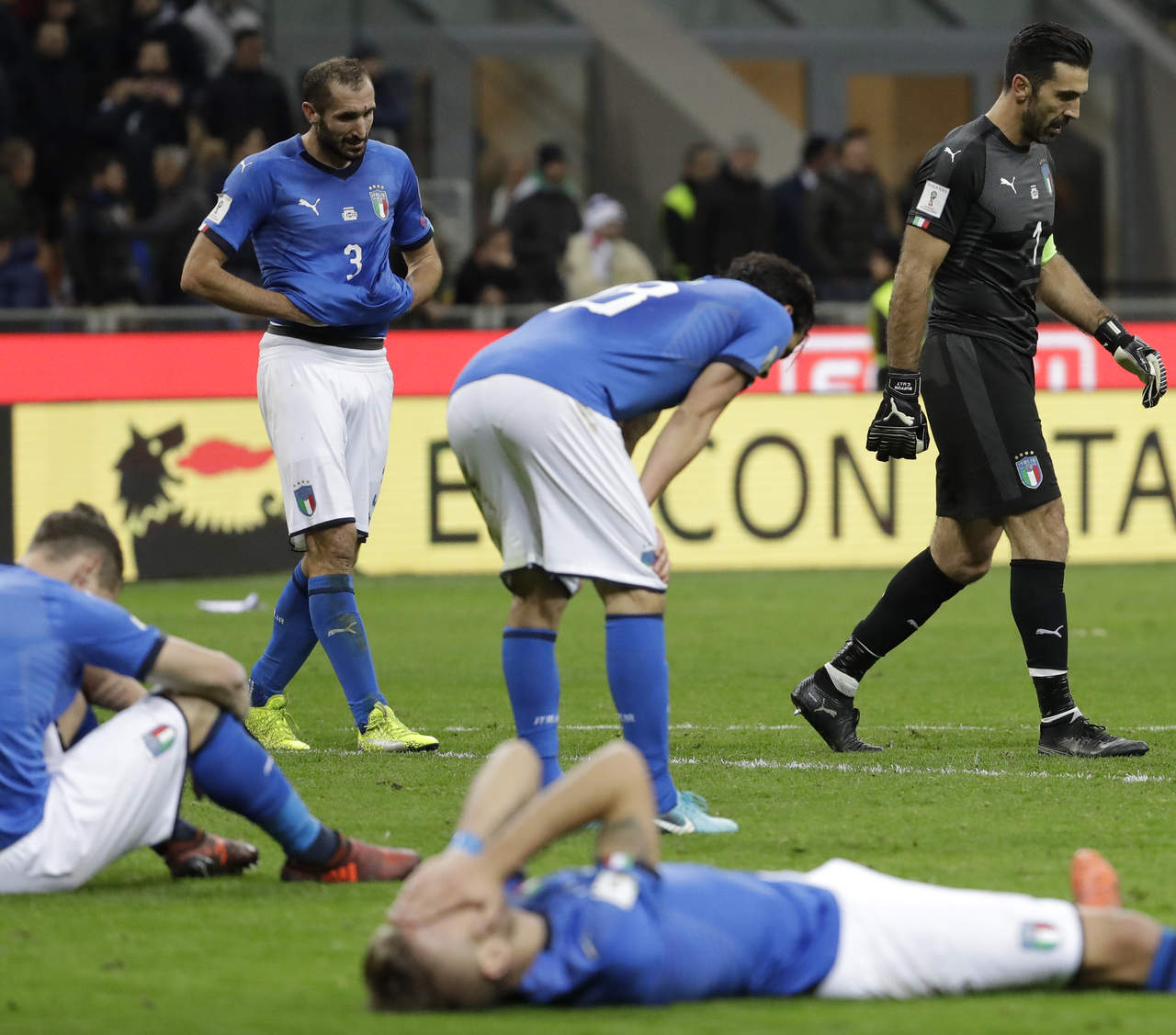 Los jugadores italianos fueron incapaces de revertir el marcador de 1-0 que Suecia les endilgó en el juego de ida. (Fotografías de AP)