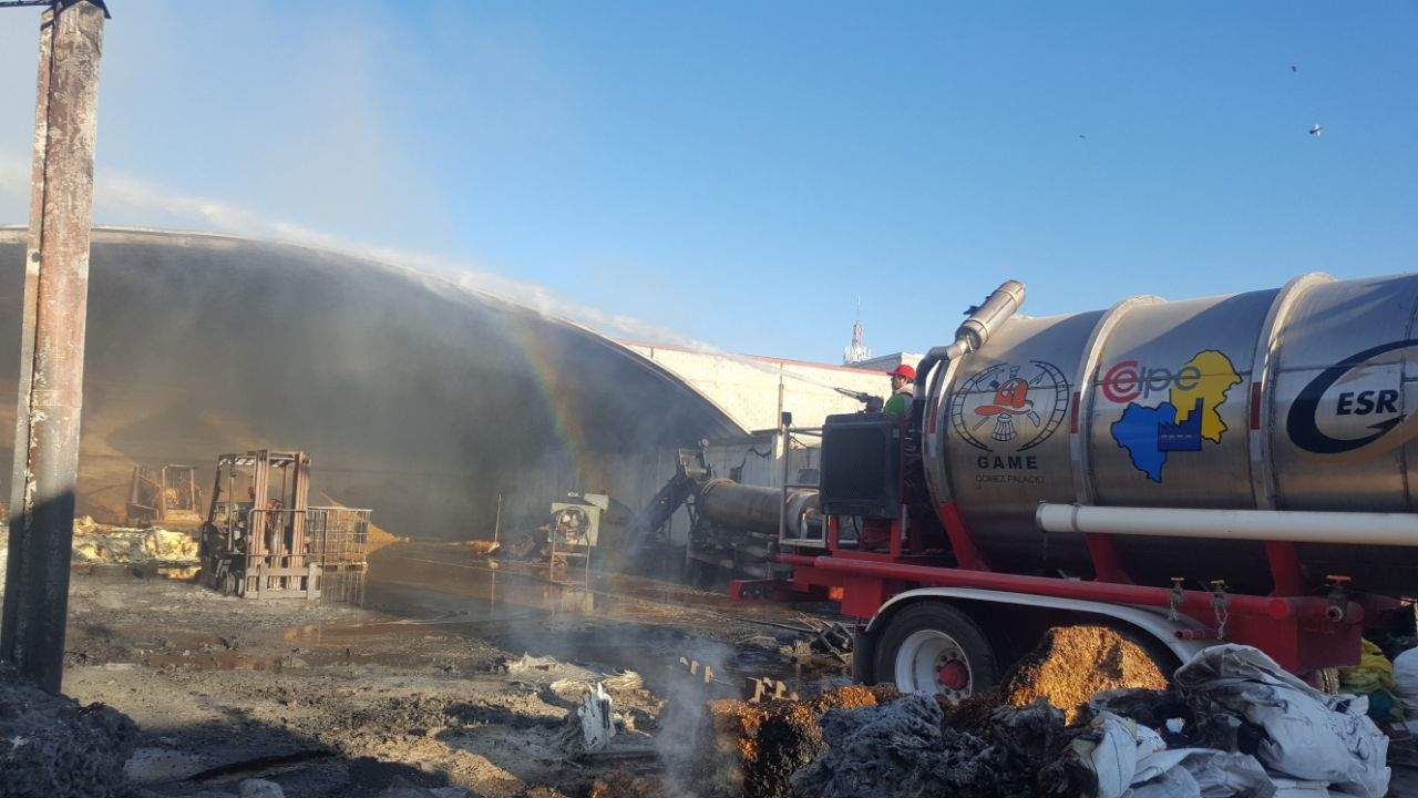 Elementos de rescate de Gómez Palacio y Torreón, así como empresas privadas, ayudaron a apagar el fuego. (EL SIGLO DE TORREÓN) 
