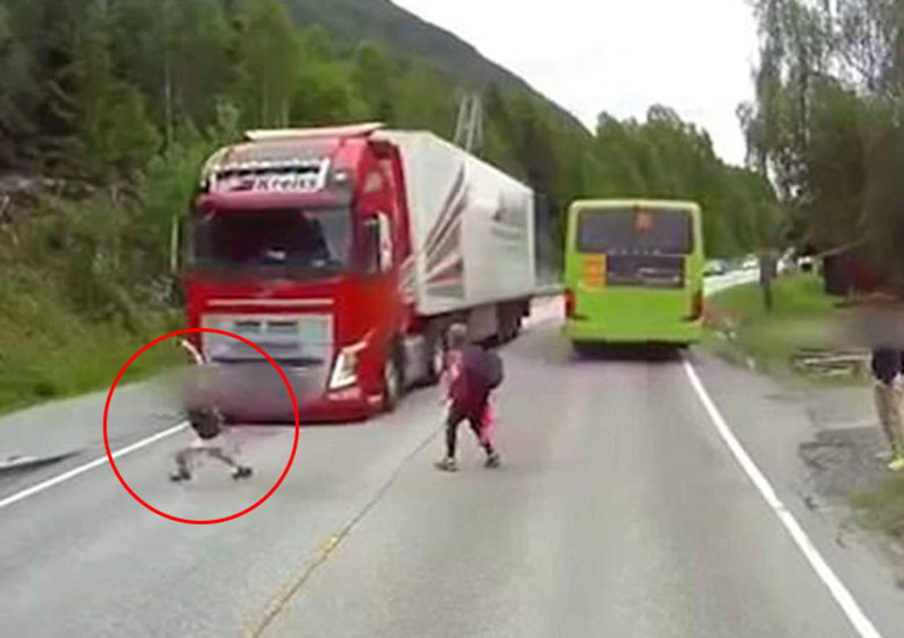 Niño se salva milagrosamente de ser arrollado por un camión