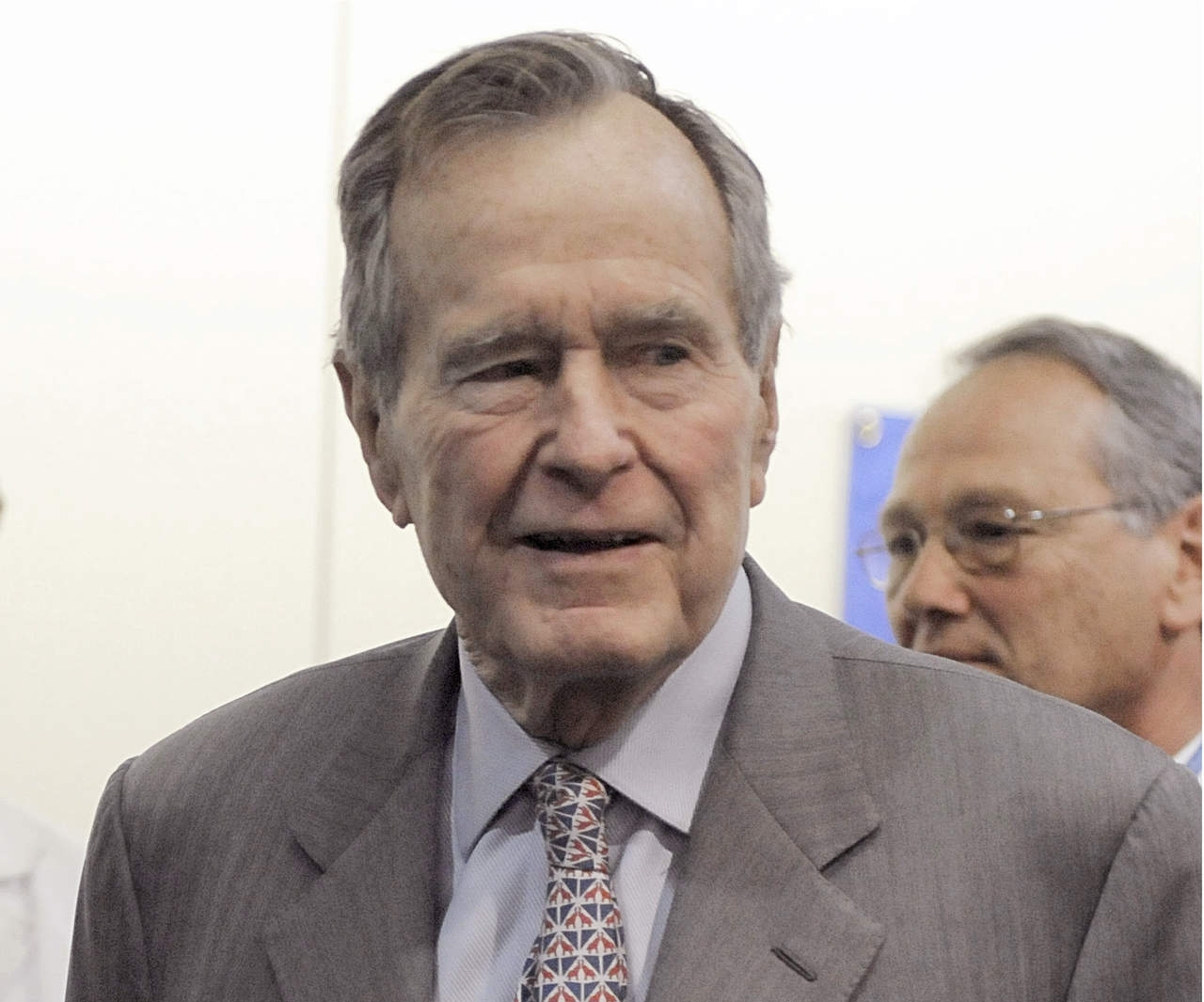 Bush padre se disculpa con mujer que lo denunció