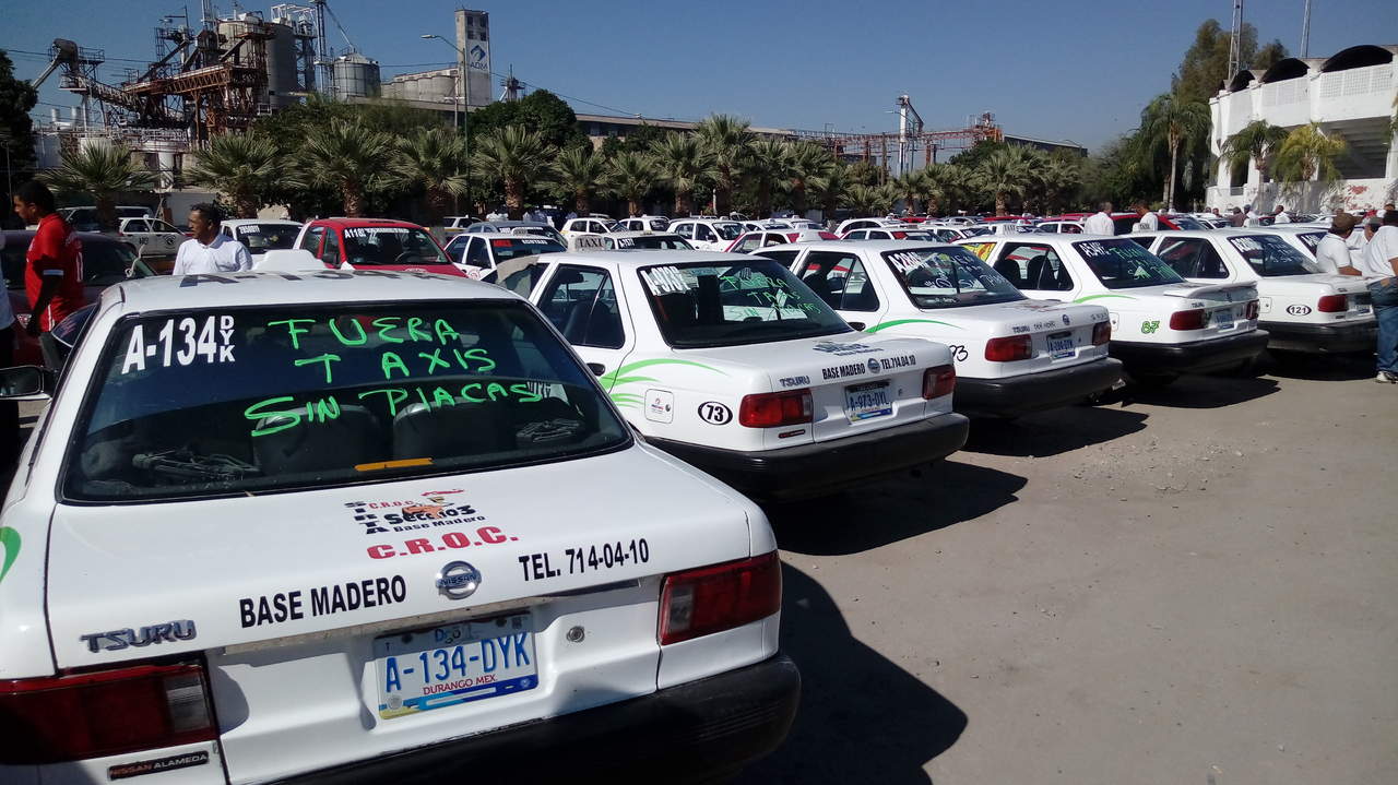 Se movilizan taxistas de Gómez Palacio contra pirataje