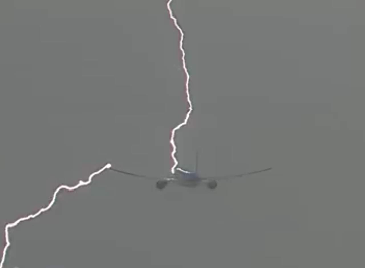 Un avión es alcanzado por un rayo en pleno vuelo