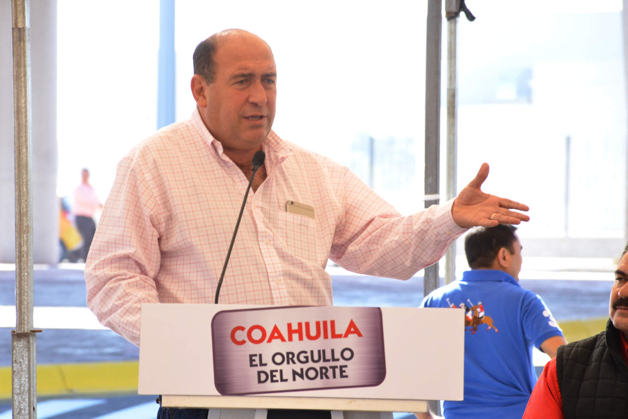  Rubén Moreira Valdez encabezó en Torreón la ceremonia de inauguración del segundo cuerpo del Puente Álamo-Periférico. (FERNANDO COMPEÁN) 