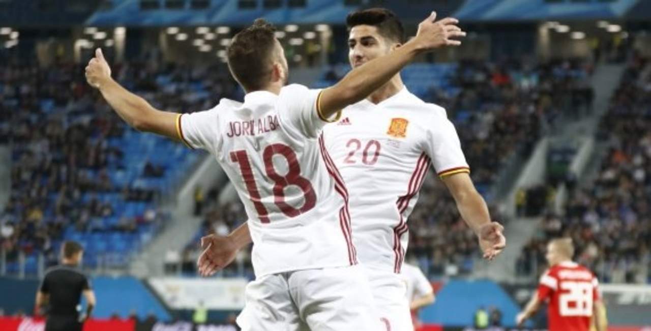 Alba y Asensio celebran un gol de España. (TWITTER)