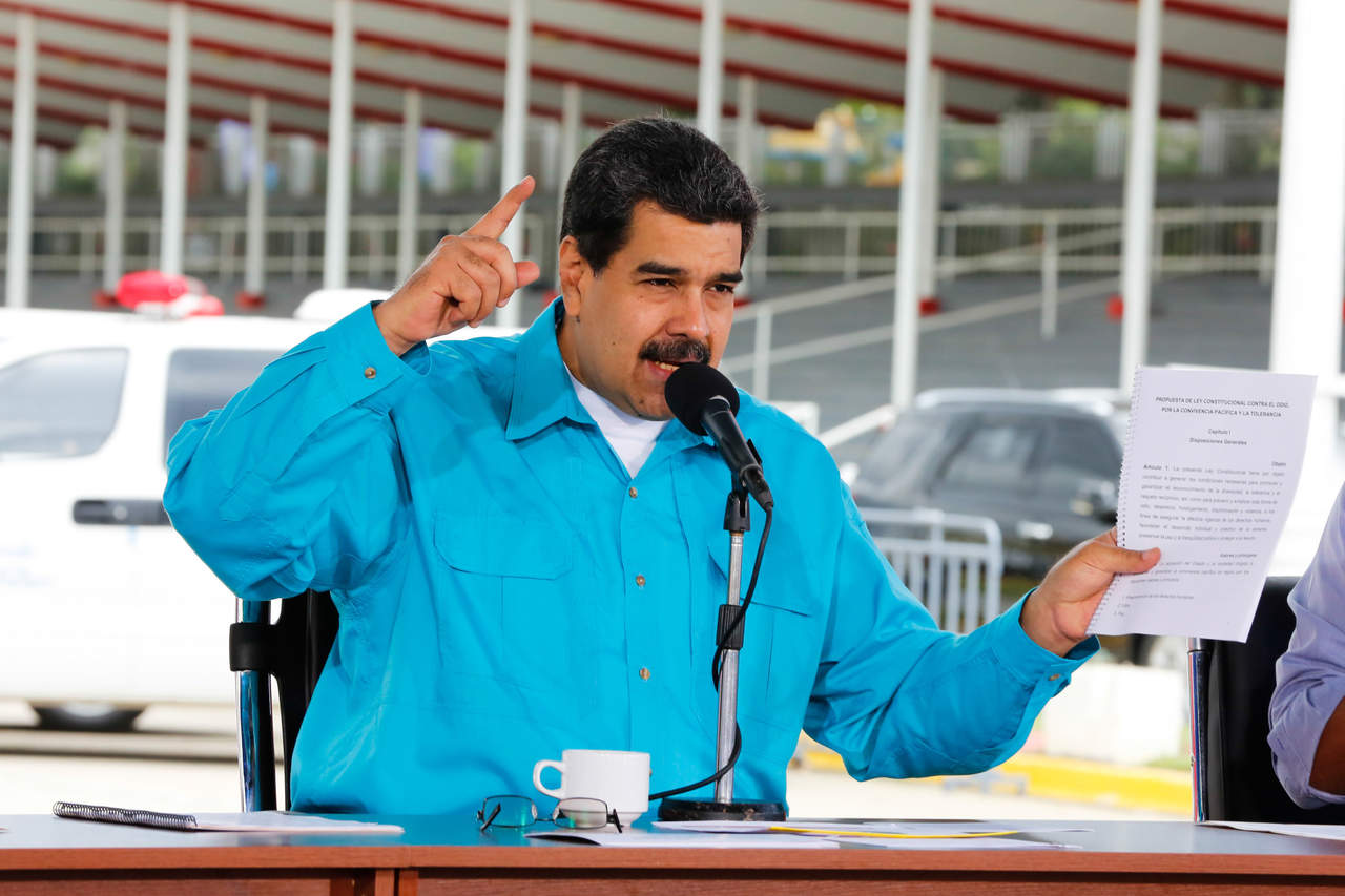 'Se la pasa hablando de Venezuela por el mundo y que (...) Venezuela es su pesadilla. Prepárate, Santos. Ojalá puedas vivir 100 años, Santos, para ser la pesadilla tuya 100 años, porque aquí la revolución va a seguir mandando, gobernando, trabajando, construyendo el socialismo', dijo Maduro. (ARCHIVO)