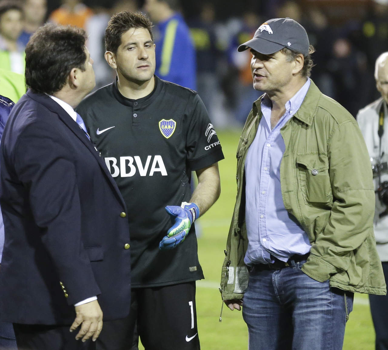 En esta foto del 14 de mayo de 2015, el empresario deportivo Alejandro Burzaco (d), conversa con el delegado de la Conmebol, Roger Bello (i) y el portero de Boca Juniors, Agustín Orión. (Archivo) 