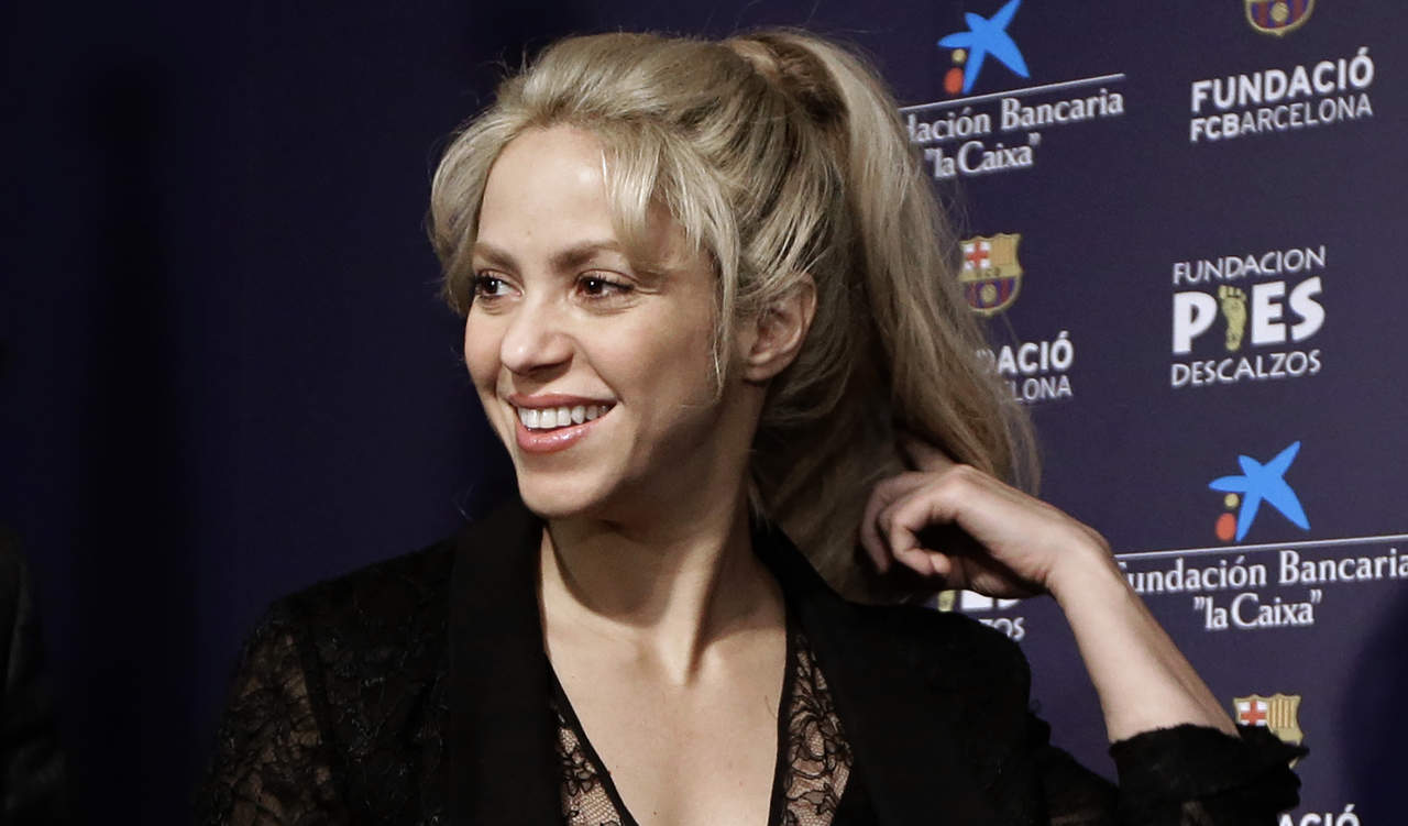 Pospone Shakira su gira a 2018 por hemorragia en las cuerdas vocales