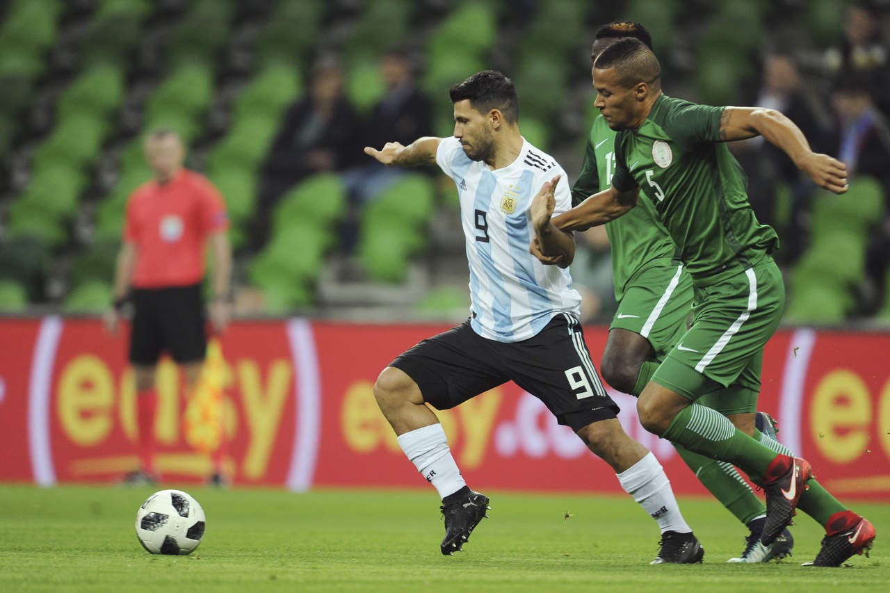 Sergio Agüero, que marcó un gol en la derrota de Argentina ante Nigeria, se desmayó al medio tiempo. (AP)