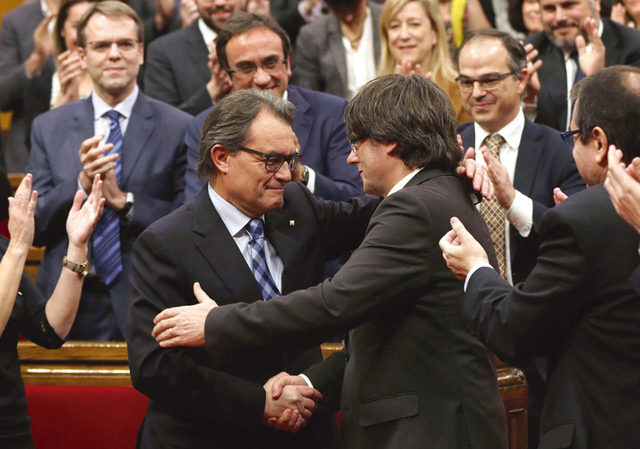 Artur Mas, felicita a su sucesor, Carles Puigdemont , 2016. Foto: EFE/Alberto Estévez