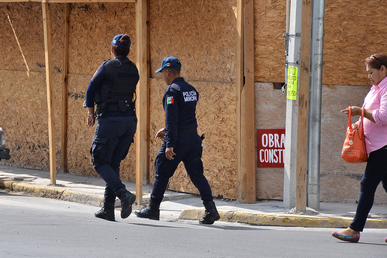 Nada. Sigue la inconformidad de policías y agentes viales de Torreón dados de baja, por no pasar exámenes de Control y Confianza, porque no les ha pagado su finiquito. Siguen los amparos. (EL SIGLO DE TORREÓN)