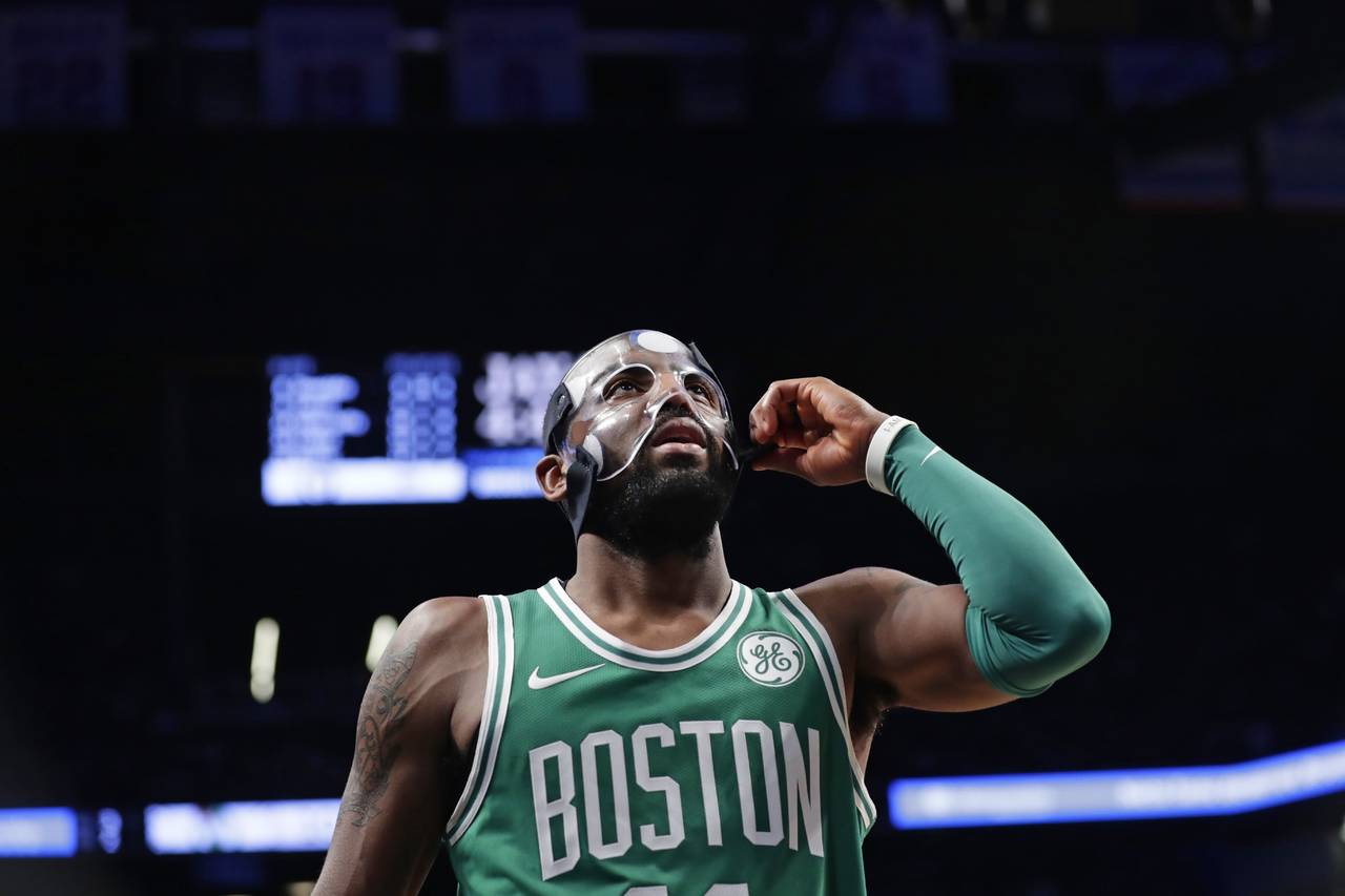 Kyrie Irving regresó a la duela con una máscara y anotó 25 puntos en la victoria de los Celtics 109-102 sobre Nets de Brooklyn. (AP)