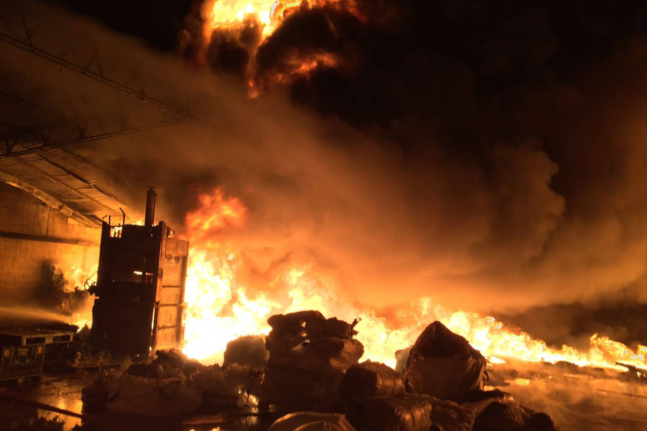 Incendio. Fuego consume dos empresas del Parque Industrial Carlos Herrera, de Gómez Palacio. (EL SIGLO DE TORREÓN) 