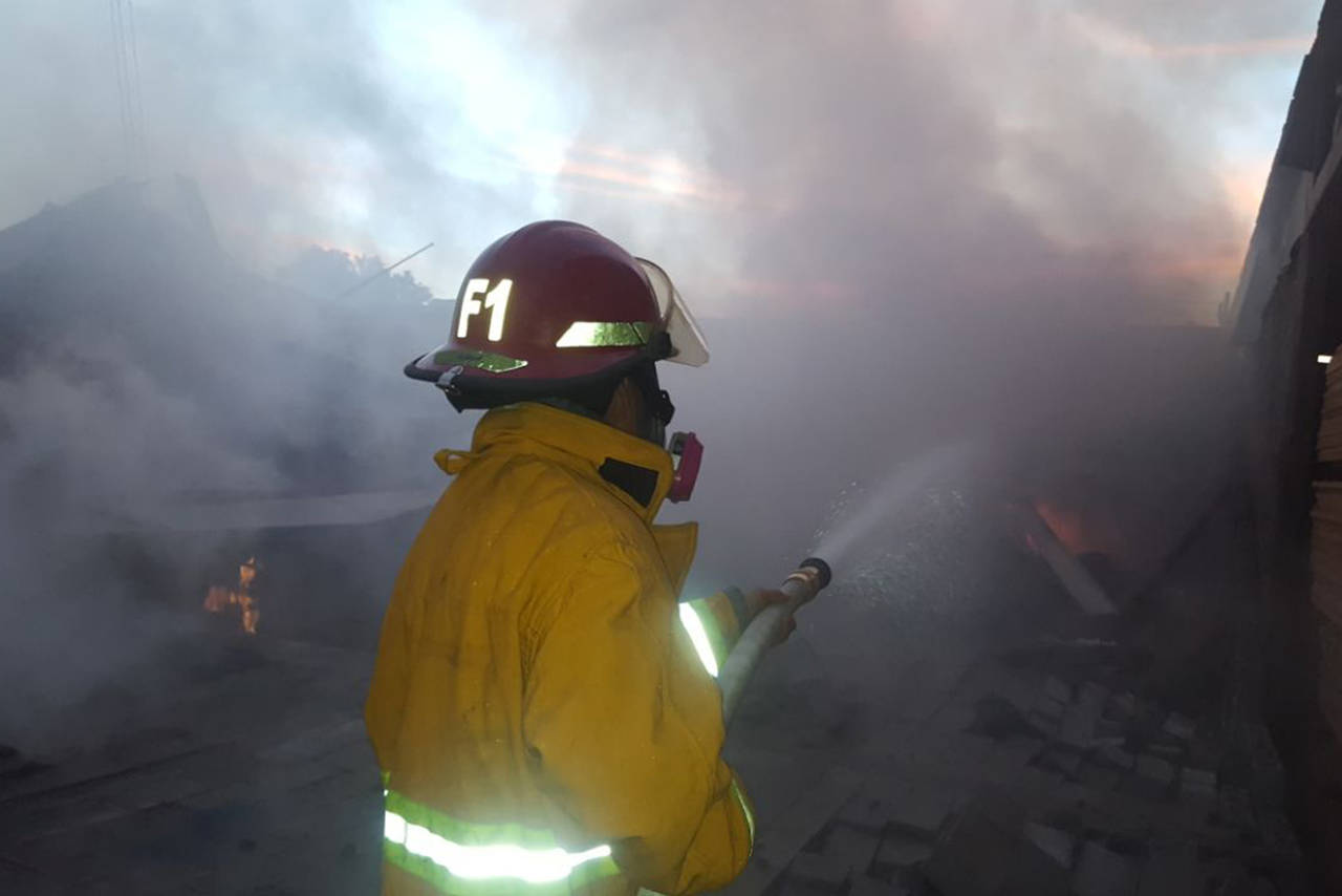 Incendio alcanza a 2 empresas en Gómez Palacio