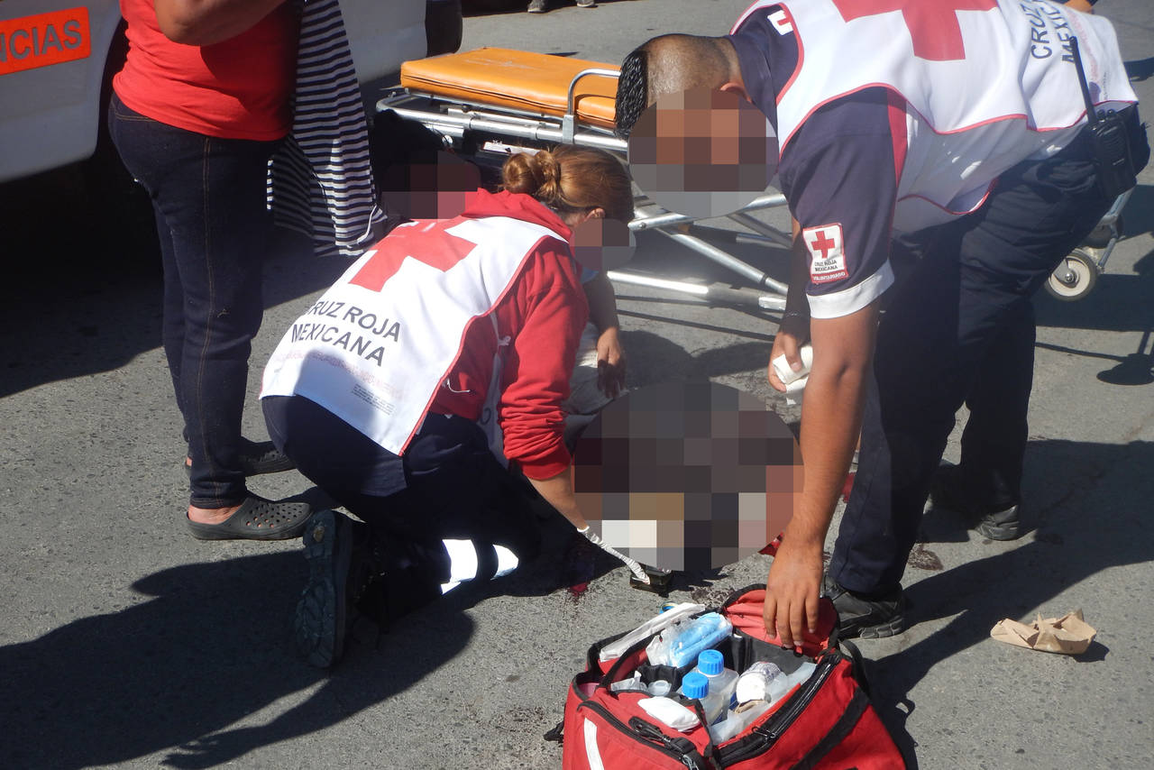 Lesionada. Paramédicos de la Cruz Roja acudieron al lugar del accidente para atender a la mujer.    (EL SIGLO DE TORREÓN) 