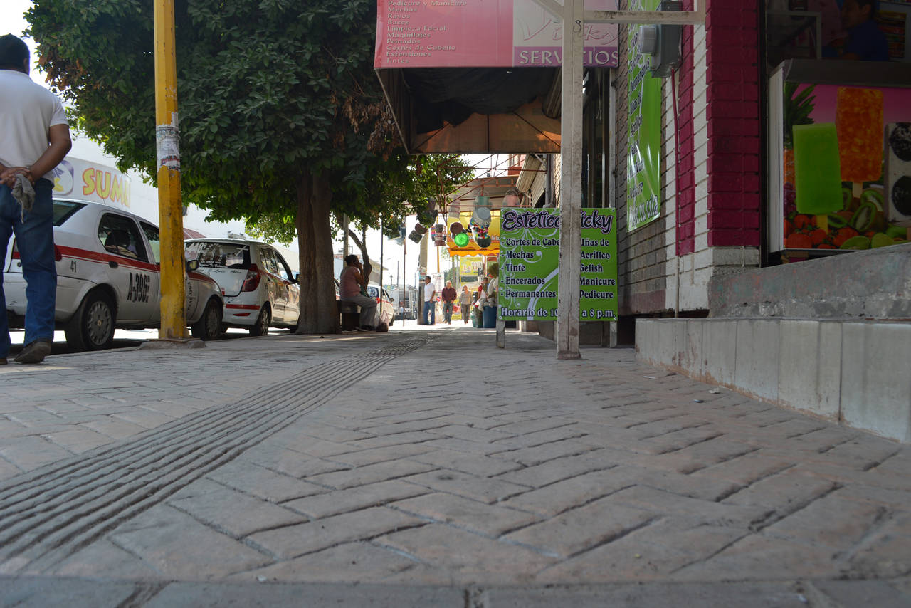 Avenida. Así están quedando las banquetas en la avenida Sarabia en el tramo de las calles Allende a la Primo Verdad. (EL SIGLO DE TORREÓN)