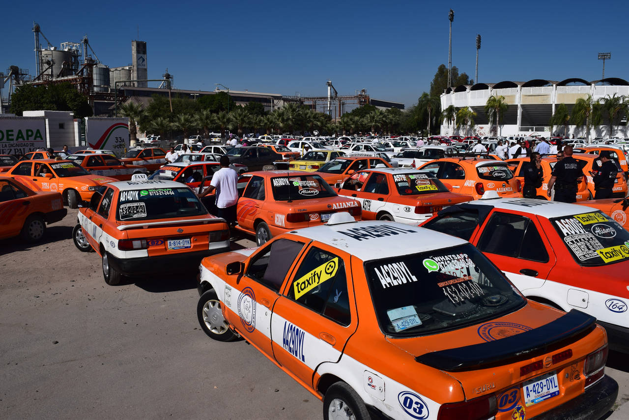 Concentración. Cientos de taxistas se concentraron en el estacionamiento del estadio de beisbol Rosa Laguna o Gómez Palacio. (EL SIGLO DE TORREÓN)