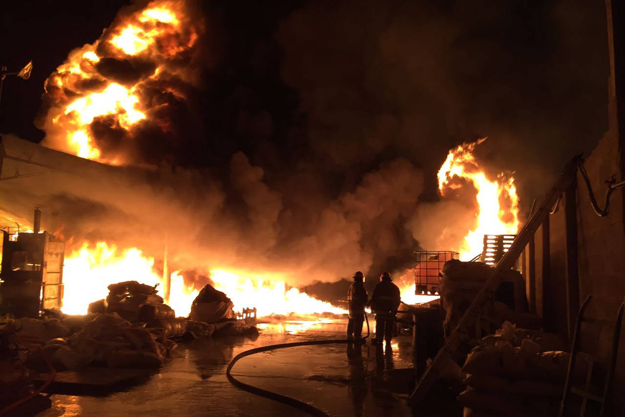Incendio. Fuego consume dos empresas del Parque Industrial Carlos Herrera, de Gómez Palacio; no reportaron lesionados. (EL SIGLO DE TORREÓN)