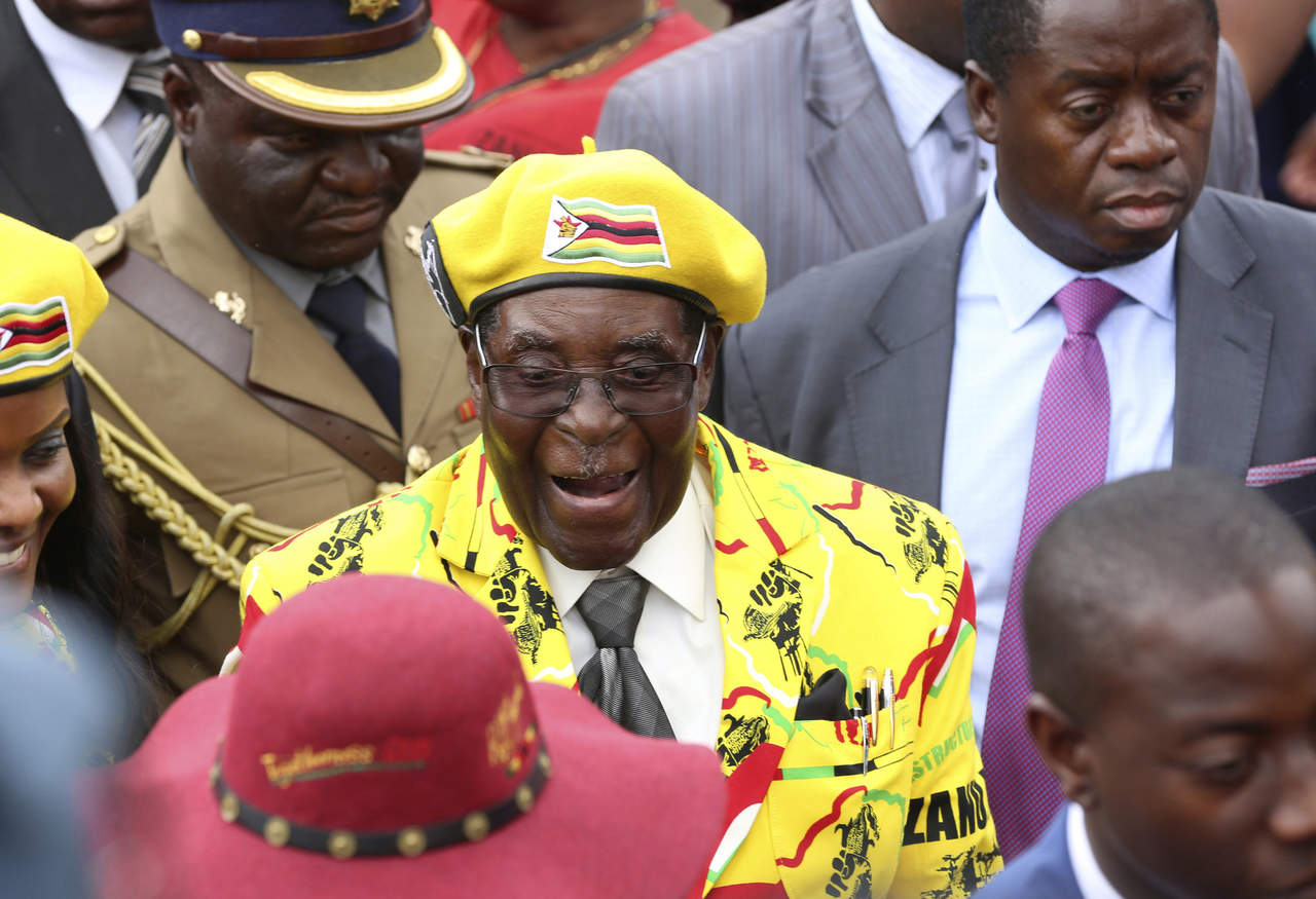 En crisis. El presidente de Zimbabwe, RobertMugabe, de 93 años , está en el poder desde 1987. (AP)