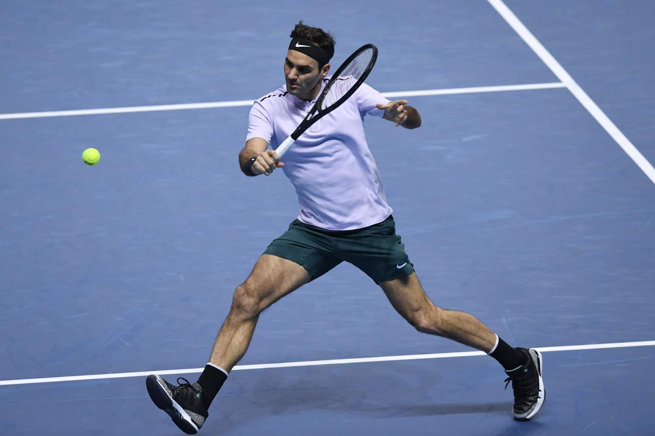 Roger Federer tuvo que batallar para derrotar 7-6, 5-7, 6-1 al alemán Alexander Zverev. (EFE)
