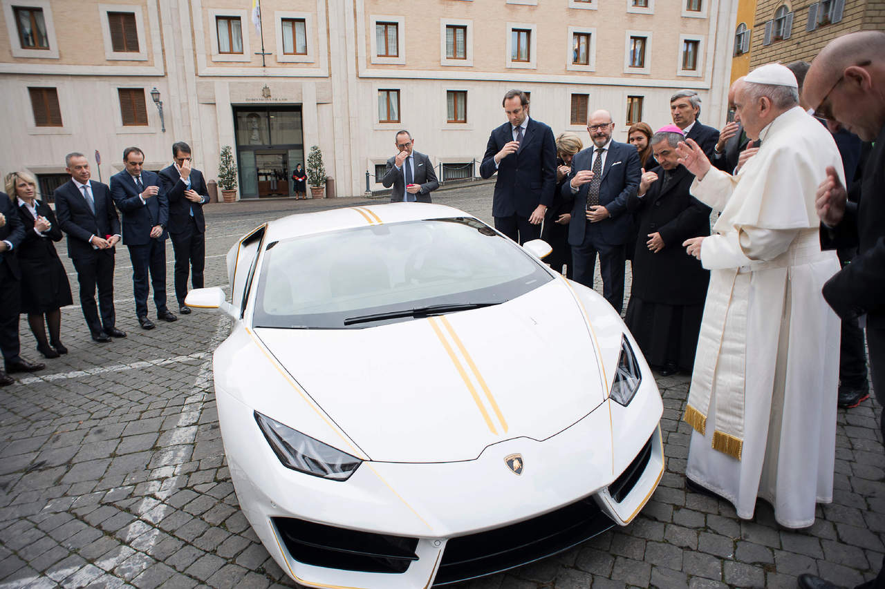 Responsables de Lamborghini entregaron el elegante auto, de color blanco y con detalles en oro amarillo, al pontífice argentino delante de su residencia en el Vaticano. (NOTIMEX)