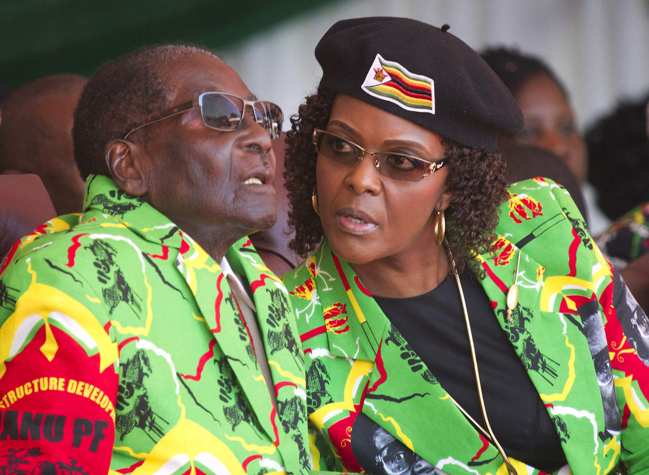 La esposa del presidente de Zimbabue habría abandonado el país la noche de este miércoles, en medio de una ola de disturbios en Harare, desatados luego de que el Ejército tomó el control del país y detuvó a altos funcionarios. (AP)