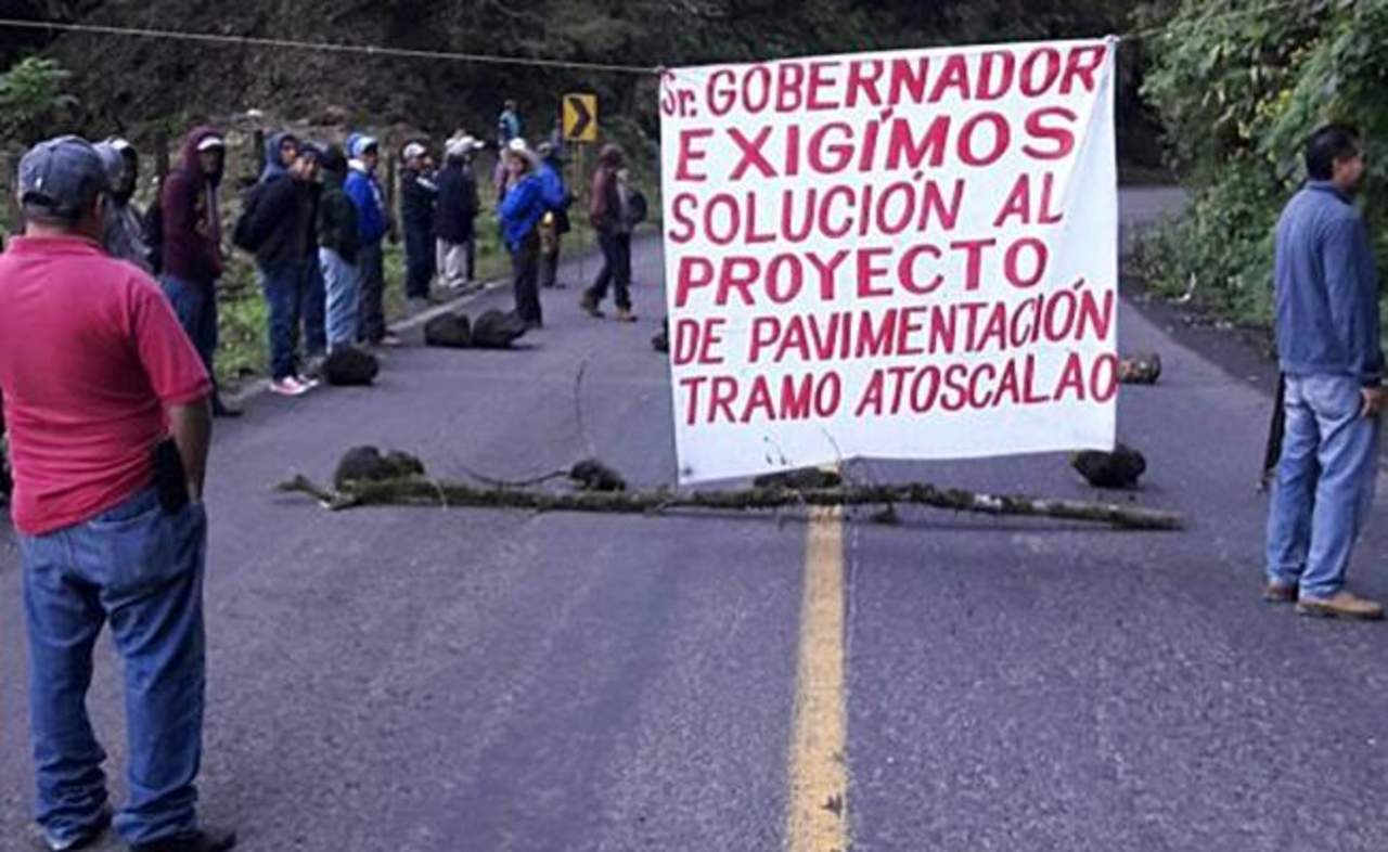 Indígenas de diversas comunidades bloquearon la carretera federal México-Tampico en al menos dos tramos. (TWITTER)