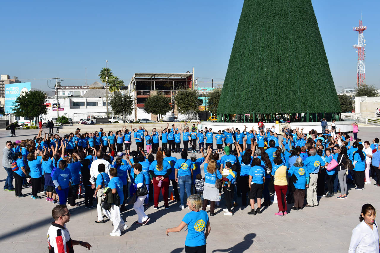 El 'Bailatón' se celebró en la Plaza Mayor de Torreón. (JOEL MENDOZA) 