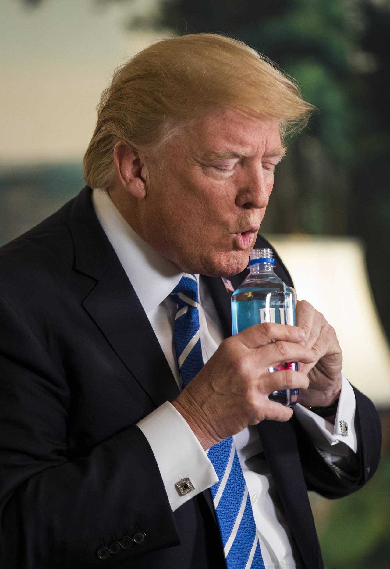 Para discurso. Donald Trump interrumpió dos veces un discurso en el que hacía un recuento detallado de su gira para tomar agua. (EFE)