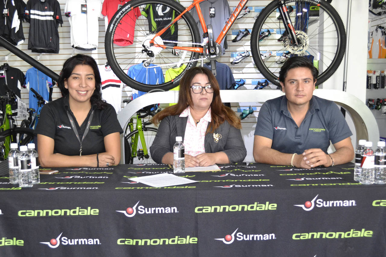 Evento. Jimena, Irene y Miguel, de Ruedas del Desierto, invitan a recorrido ciclista. (EDITH GONZÁLEZ)