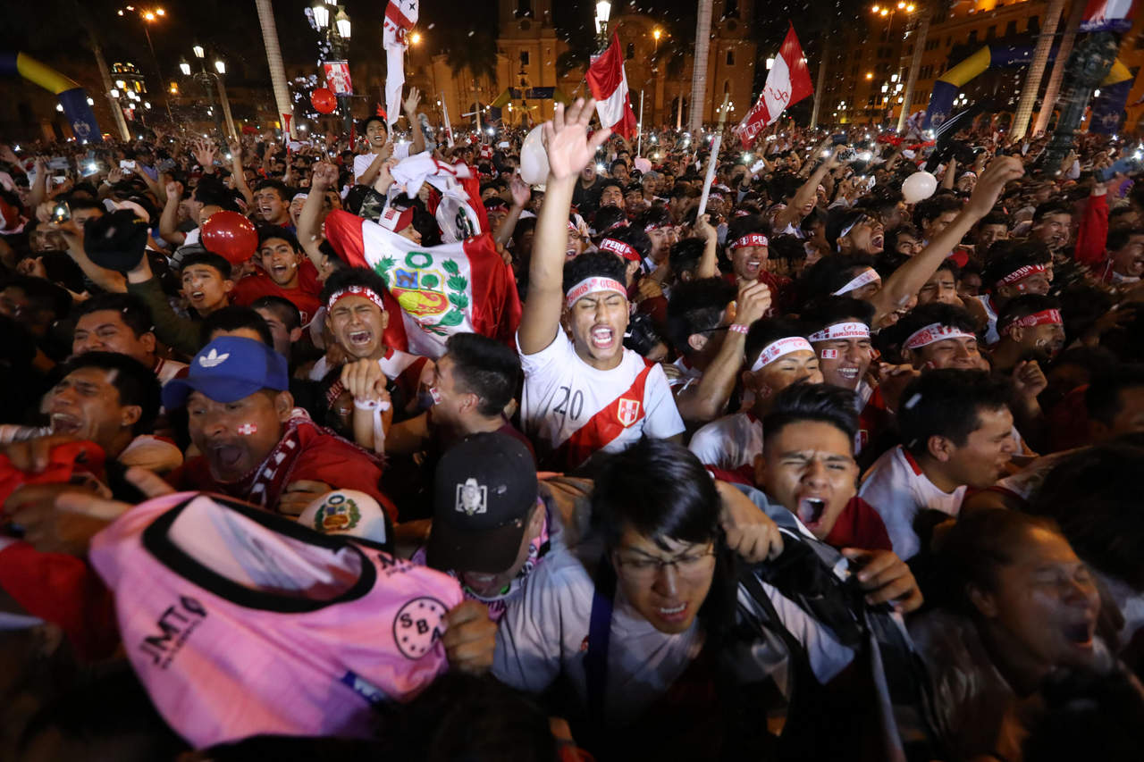 Miles de peruanos salieron a las calles para celebrar la clasificación de su selección. (EFE)