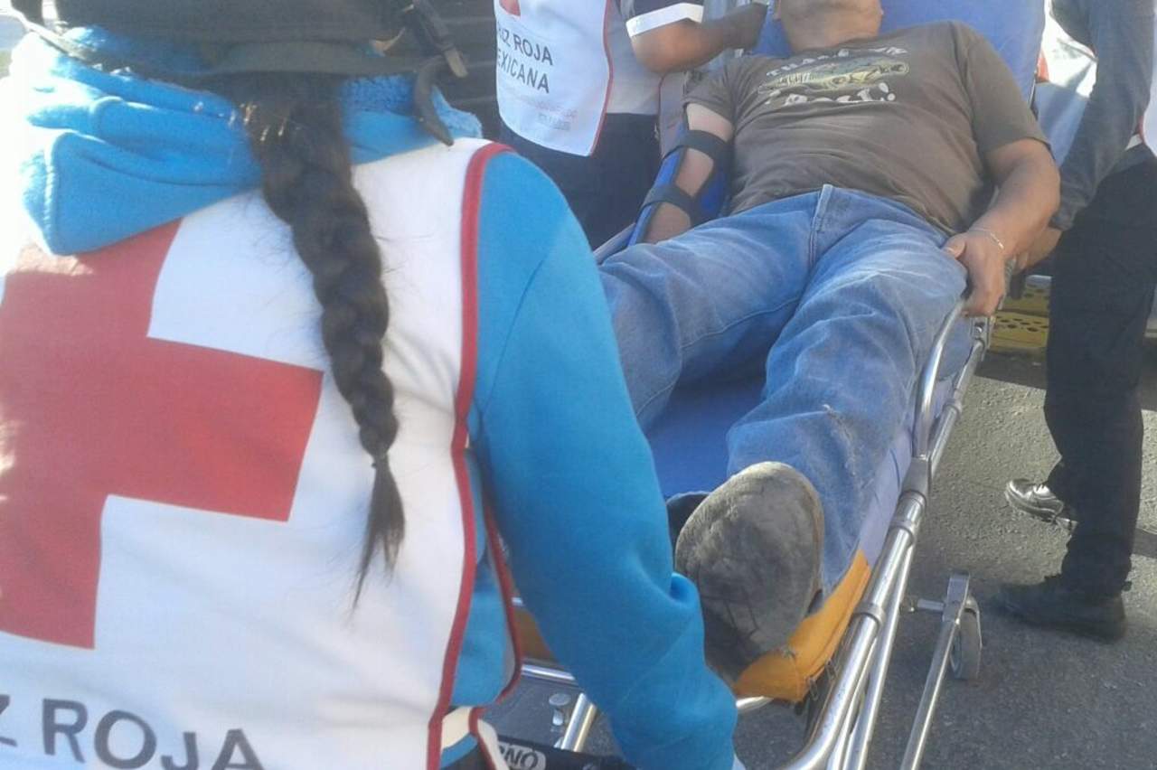 Fernando Cervantes Banda de 48 años de edad, fue trasladado en una ambulancia de la institución a un hospital de la localidad. (EL SIGLO DE TORREÓN) 